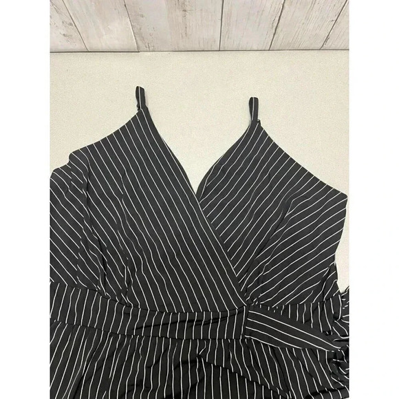 KAILEIGH WOMENS SIZE 3XL BLACK PINSTRIPE 1 PIECE JUMPSUIT POCKETS NWT - Picture 4 of 6